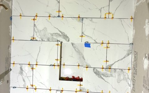 【バスルームのリモデル】タイル貼りに大苦戦中